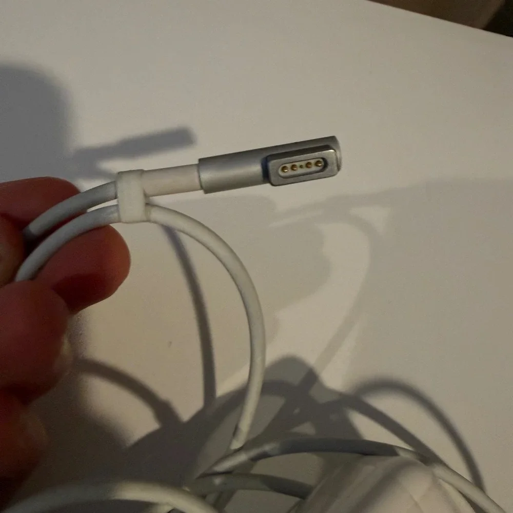 Apple 85W MagSafe Power Adapter MacBook Pro Charger‎ A1343 L-Shape White